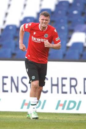 07.11.2020, HDI-Arena, Hannover, Ligaspiel, 2. Bundesliga, Hannover 96 vs FC Erzgebirge Aue, im Bild Baris Basdas (23, Hannover) mit schmerzverzerrtem Gesicht DFL regulations prohibit any use of photographs as image sequences and or quasi-video. Hannover 96 vs FC Erzgebirge Aue *** 07 11 2020, HDI Arena, Hanover, League match, 2 Bundesliga, Hanover 96 vs FC Erzgebirge Aue, in the picture Baris Basdas 23, Hanover with painful face DFL regulations prohibit any use of photographs as image sequences and or quasi video Hanover 96 vs FC Erzgebirge Aue
