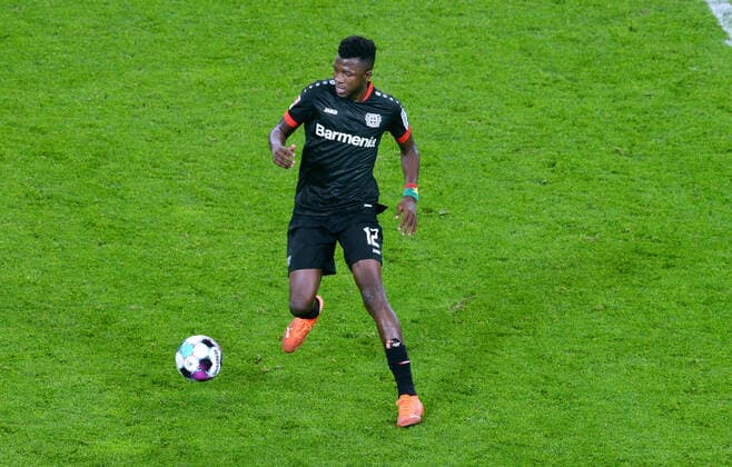 Fussball, Bundesliga, Deutschland, Herren, Saison 2020 2021, 7. Spieltag, BayArena Leverkusen, Bayer Leverkusen (schwarz) - Bor. Mönchengladbach (grün) 4:3; Edmond Tapsoba (LEV). Aktion, Einzelbild. DFL DFB REGULATIONS PROHIBIT ANY USE OF PHOTOGRAPHS AS IMAGE SEQUENCES AND OR QUASI-VIDEO.