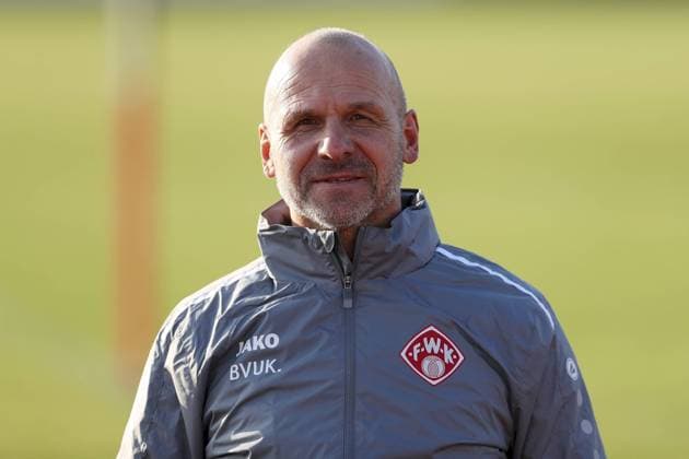 2. Bundesliga; Erstes Training mit Bernhard Trares; 09.11.2020 Der neue Cheftrainer: Bernhard Trares (FC Wuerzburger Kickers) bei seiner ersten Trainingseinheit, Portrait, 2. Bundesliga, Erstes Training mit Bernhard Trares, 09.11.2020, Randersacker, Sportgelaende am Sonnenstuhl Copyright: xBEAUTIFULxSPORTS JulienxChristx