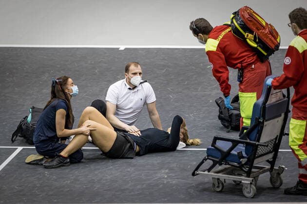 Bilder des Jahres 2020, Sport 11 November Sport Themen der Woche KW46 Sport Bilder des Tages TENNIS - WTA, Tennis Damen Upper Austria Ladies Linz LINZ,AUSTRIA,09.NOV.20 - TENNIS - WTA Tour, Upper Austria Ladies Linz. Image shows Sabine Lisicki (GER) with medics. keywords: injury. GEPAxpictures xManfredxBinder