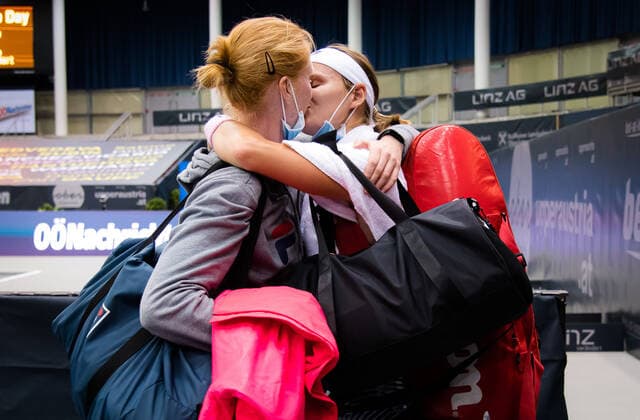 Sport Bilder des Tages November 9, 2020, Linz, AUSTRIA: Greet Minnen of Belgium celebrates winning her first round match with her girlfriend Alison van Uytvanck at the 2020 Upper Austria Ladies Linz WTA, Tennis Damen International tennis tournament Linz AUSTRIA - ZUMAa181 20201109_zaa_a181_077 Copyright: xRobxPrangex