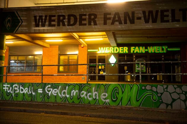 Fußball: 1. Bundesliga, Saison 2020 2021, 7. Spieltag, SV Werder Bremen - 1. FC Köln am 07.11.2020 im Weserstadion in Bremen. Eingang von der Werder Fan Welt, Aufschrift mit Grafitti Fußball = Geldmache, DFL REGULATIONS PROHIBIT ANY USE OF PHOTOGRAPHS AS IMAGE SEQUENCES AND OR QUASI-VIDEO. Copyright: xChristopherxNeundorf Kirchnerx