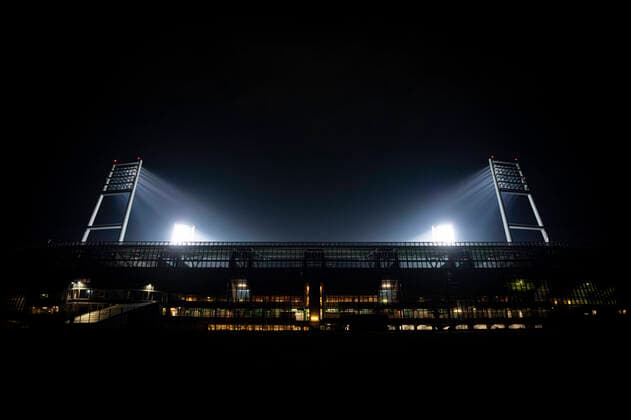 Fußball: 1. Bundesliga, Saison 2020 2021, 7. Spieltag, SV Werder Bremen - 1. FC Köln am 07.11.2020 im Weserstadion in Bremen. Weserstadion im Flutlicht, DFL REGULATIONS PROHIBIT ANY USE OF PHOTOGRAPHS AS IMAGE SEQUENCES AND OR QUASI-VIDEO. Copyright: xChristopherxNeundorf Kirchnerx