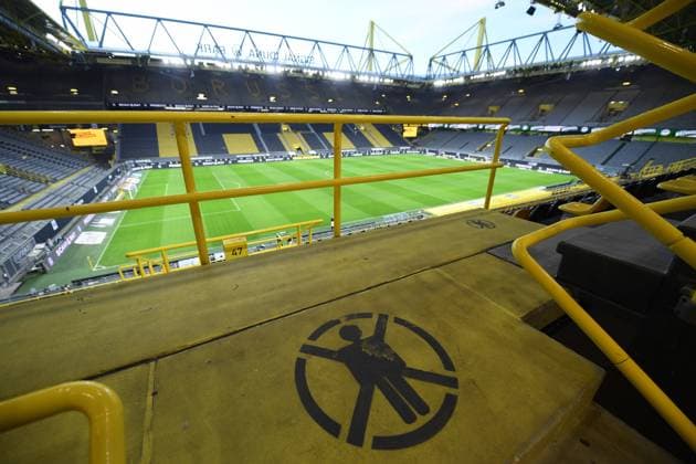 Borussia Dortmund - FC Bayern München 07.11.2020. gesperrt fuer Zuschauer, Signal Iduna Park. Foto: Witters Poolfoto VI Borussia Dortmund - FC Bayern München 07.11.2020. gesperrt fuer Zuschauer, Signal Iduna Park. Foto: Witters Poolfoto VIA Horstmüller GmbH Borussia Dortmund - FC Bayern München 07.11.2020. gesperrt fuer Zuschauer, Signal Iduna Park. Only for editorial use National and international News-Agencies OUT Copyright nur für journalistische Zwecke Gemäß den Vorgaben der DFL Deutsche Fußball Liga ist es untersagt, in dem Stadion und oder vom Spiel angefertigte Fotoaufnahmen in Form von Sequenzbildern und oder videoähnlichen Fotostrecken zu verwerten bzw. verwerten zu lassen. DFL REGULATIONS PROHIBIT ANY USE OF PHOTOGRAPHS AS IMAGE SEQUENCES AND OR QUASI-VIDEO Dortmund Nordrhein-Westfalen NRW BRD Deutschland
