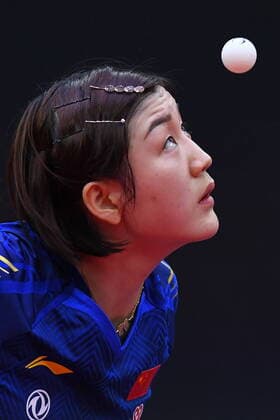 Bilder des Jahres 2020, Sport 11 November Sport Themen der Woche KW46 Sport Bilder des Tages (201110) -- QINGDAO, Nov. 10, 2020 -- Chen Meng of China serves to Sun Yingsha of China during their women s singles final at the 2020 ITTF women s world cup in Weihai, east China s Shandong Province, Nov. 10, 2020. Chen claimed the title of the event after beating Sun 4-1. ) (SP)CHINA-WEIHAI Table tennis, Tischtennis ITTF-WOMEN S WORLD CUP-WOMEN S SINGLES-FINAL (CN) ZhuxZheng 
