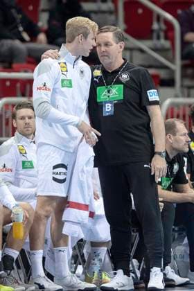 Trainer Alfred GISLASON (GER) an der Seitenlinie im Gespraech (Gespräch) mit Marian MICHALCZIK (GER), hat eine Hand auf dessen Schulter gelegt; ganze Figur, Ganzkoerper (Ganzkörper), Gf; Handball Laenderspiel EM-Qualifikation der Maenner 1. Spieltag Deutschland (GER) - Bosnien-Herzegowina (BIH) 25:21, in Duesseldorf Deutschland am 05.11.2020