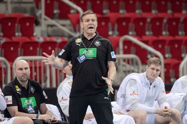 Trainer Alfred GISLASON (GER, Mi. vorn) engagiert, aufgebracht gestikulierend; Geste, Gestik; Handball Laenderspiel EM-Qualifikation der Maenner 1. Spieltag Deutschland (GER) - Bosnien-Herzegowina (BIH) 25:21, in Duesseldorf Deutschland am 05.11.2020