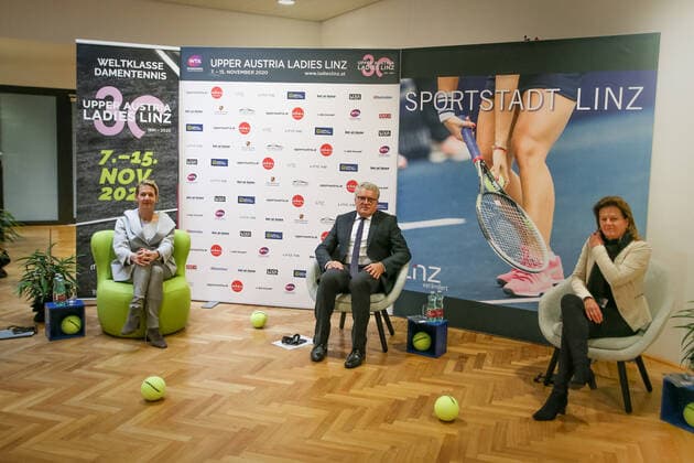 TENNIS - WTA, Tennis Damen Upper Austria Ladies Linz LINZ,AUSTRIA,11.NOV.20 - TENNIS - WTA Tour, Upper Austria Ladies Linz. Image shows Sandra Reichl (Upper Austria Ladies), mayor Klaus Luger (Linz) and vice major Karin Hoerzing (Linz). GEPAxpictures xManfredxBinder