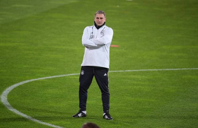 Sport Bilder des Tages Deutschland vs. Slowenien, U-21, Vorberichte Braunschweig, 11.11.2020, FUSSBALL - U-21 Länderspiel, Deutschland vs. Slowenien, Training, Cheftrainer Stefan Kuntz (U-21 Deutschland) Braunschweig *** Germany vs Slovenia, U 21, preliminary reports Braunschweig, 11 11 2020, FUSSBALL U 21 international, Germany vs Slovenia, training, head coach Stefan Kuntz U 21 Germany Braunschweig