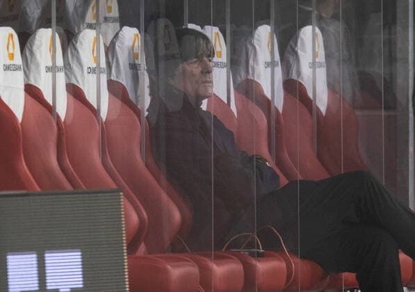 Sport Bilder des Tages Trainer Joachim Löw (Deutschland) alleine auf der Trainerbank Deutschland - Tschechien Leipzig, 11.11.2020, Fussball, Saison 2020 21 Foto: Moritz Müller