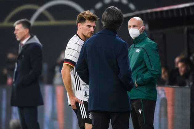11.11.2020, xkvx, Fussball Laenderspiel, Deutschland - Tschechische Republik emspor, v.l. Jonas Hofmann (Deutsche Fussball Nationalmannschaft DFB) muss verletzt ausgewechselt werden Trainer Joachim JOGI Loew (Deutsche Fussball Nationalmannschaft DFB) (DFL DFB REGULATIONS PROHIBIT ANY USE OF PHOTOGRAPHS as IMAGE SEQUENCES and or QUASI-VIDEO) Leipzig