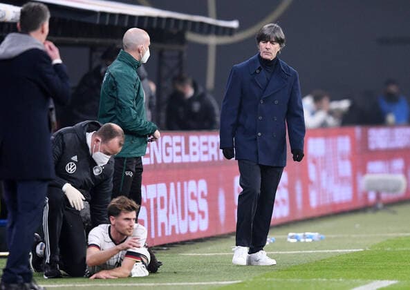Fussball International Testspiel in Leipzig 11.11.2020 Deutschland - Tschechische Republik Trainer Joachim Loew (re, Deutschland) beobachtet den verletzten Jonas Hofmann (li, Deutschland)