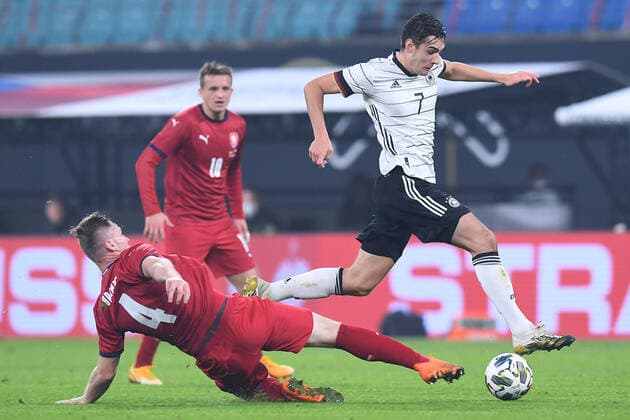 Bilder des Jahres 2020, Sport 11 November Sport Themen der Woche KW46 Sport Bilder des Tages Fußball Länderspiel Deutschland - Tschechische Republik am 11.11.2020 in der Red Bull Arena in Leipzig Jakub Brabec ( Tschechische Republik ), links - Florian Neuhaus ( Deutschland ), rechts DFB regulations prohibit any use of photographs as image sequences and or quasi-video. *** International football match Germany Czech Republic on 11 11 2020 in the Red Bull Arena in Leipzig Jakub Brabec Czech Republic , left Florian Neuhaus Germany , right DFB regulations prohibit any use of photographs as image sequences and or quasi video xRx