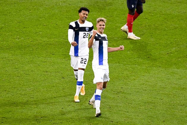 JOIE - FAIR PLAY - 14 ONNI VALAKARI (FIN) - 22 NIKO HAMALAINEN (FIN) FOOTBALL : France vs Finlande - Match Amical - 11 11 2020 FEP Panoramic 