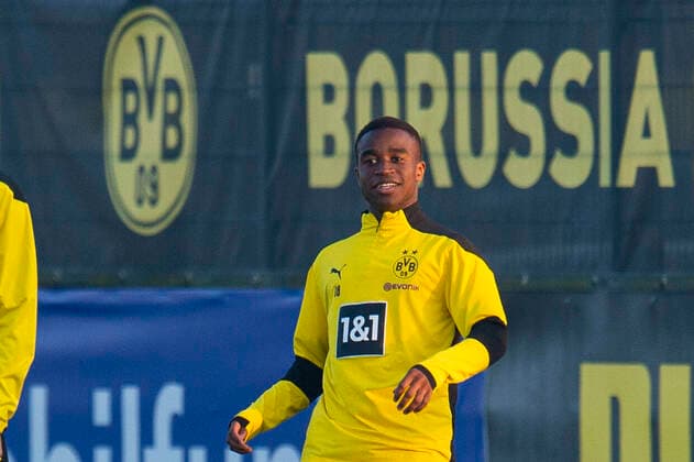 Fußball: 1. Bundesliga, Saison 2020 2021, Training von Borussia Dortmund am 11.11.2020 in Dortmund Brackel (Nordrhein-Westfalen). Youssoufa Moukoko (Dortmund) vor der Aufschrift Borussia *** Football 1 Bundesliga, season 2020 2021, training of Borussia Dortmund on 11 11 2020 in Dortmund Brackel Nordrhein Westfalen Youssoufa Moukoko Dortmund in front of the Borussia Copyright: xNoahxWedel Kirchner-Mediax