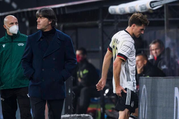 11.11.2020, xkvx, Fussball Laenderspiel, Deutschland - Tschechische Republik emspor, v.l. Jonas Hofmann (Deutsche Fussball Nationalmannschaft DFB) muss verletzt ausgewechselt werden (DFL DFB REGULATIONS PROHIBIT ANY USE OF PHOTOGRAPHS as IMAGE SEQUENCES and or QUASI-VIDEO) Leipzig