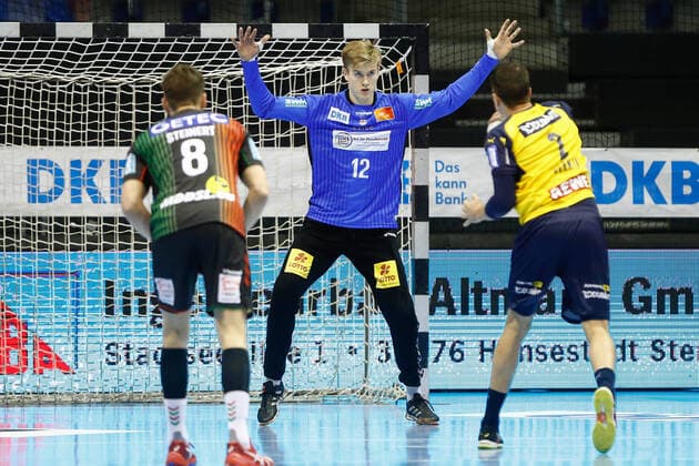11.11.2020, xtgx, Handball Liqui Moly HBL, SC Magdeburg - Rhein Neckar Loewen emspor, v.l. Tobias Thulin (Magdeburg, 12) beim Siebenmeter gegen Andy Schmid (Rhein Neckar Loewen, 2) GETEC Arena