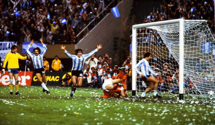 IMAGO Iconic Moments, Fußball 25.06.78 Argentinien - Niederlande Argentinien, Buenos Aires, 25.06.1978, Fussball, FIFA WM 1978 in Argentinien, Finale, Argentinien - Niederlande (3:1 n.V.): mi. Mario Kempes (Argentinien); Jubel Tor 2:1 Kempes. *** 25 06 78 Argentina Netherlands Argentina, Buenos Aires, 25 06 1978, Football, FIFA World Cup 1978 in Argentina, Final, Argentina Netherlands 3 1 n V mi Mario Kempes Argentina Cheers Goal 2 1 Kempes