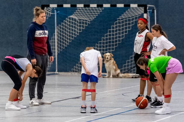 Klaudia Grudzien (23, GISA Lions SV Halle) hat auch eine Trainerlizenz und unterrichtet die Basketballtalente der 5. und 6. Klasse der Sportschule Basketball - 1. Bundesliga - ERDGAS Sportarena Halle (Saale) 12.11.2020 Foto: Holger John Sachsen-Anhalt Deutschland *** Klaudia Grudzien 23, GISA Lions SV Halle also has a coaching license and teaches the basketball talents of the 5 and 6 class of the sports school Basketball 1 Bundesliga ERDGAS Sportarena Halle Saale 12 11 2020 Photo Holger John Sachsen Anhalt Germany