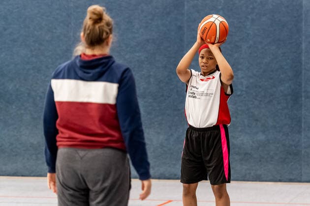 Klaudia Grudzien (23, GISA Lions SV Halle) hat auch eine Trainerlizenz und unterrichtet die Basketballtalente der 5. und 6. Klasse der Sportschule Basketball - 1. Bundesliga - ERDGAS Sportarena Halle (Saale) 12.11.2020 Foto: Holger John Sachsen-Anhalt Deutschland *** Klaudia Grudzien 23, GISA Lions SV Halle also has a coaching license and teaches the basketball talents of the 5 and 6 class of the sports school Basketball 1 Bundesliga ERDGAS Sportarena Halle Saale 12 11 2020 Photo Holger John Sachsen Anhalt Germany