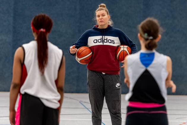 Klaudia Grudzien (23, GISA Lions SV Halle) hat auch eine Trainerlizenz und unterrichtet die Basketballtalente der 5. und 6. Klasse der Sportschule Basketball - 1. Bundesliga - ERDGAS Sportarena Halle (Saale) 12.11.2020 Foto: Holger John Sachsen-Anhalt Deutschland *** Klaudia Grudzien 23, GISA Lions SV Halle also has a coaching license and teaches the basketball talents of the 5 and 6 class of the sports school Basketball 1 Bundesliga ERDGAS Sportarena Halle Saale 12 11 2020 Photo Holger John Sachsen Anhalt Germany