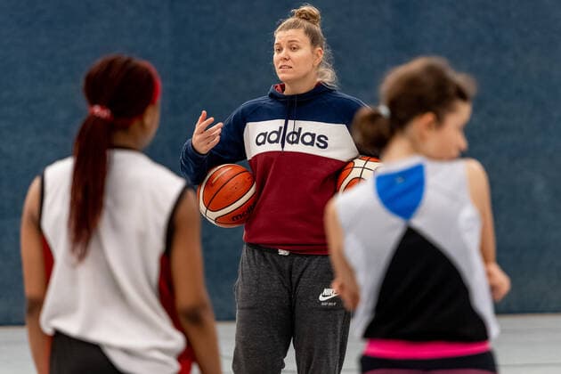 Klaudia Grudzien (23, GISA Lions SV Halle) hat auch eine Trainerlizenz und unterrichtet die Basketballtalente der 5. und 6. Klasse der Sportschule Basketball - 1. Bundesliga - ERDGAS Sportarena Halle (Saale) 12.11.2020 Foto: Holger John Sachsen-Anhalt Deutschland *** Klaudia Grudzien 23, GISA Lions SV Halle also has a coaching license and teaches the basketball talents of the 5 and 6 class of the sports school Basketball 1 Bundesliga ERDGAS Sportarena Halle Saale 12 11 2020 Photo Holger John Sachsen Anhalt Germany