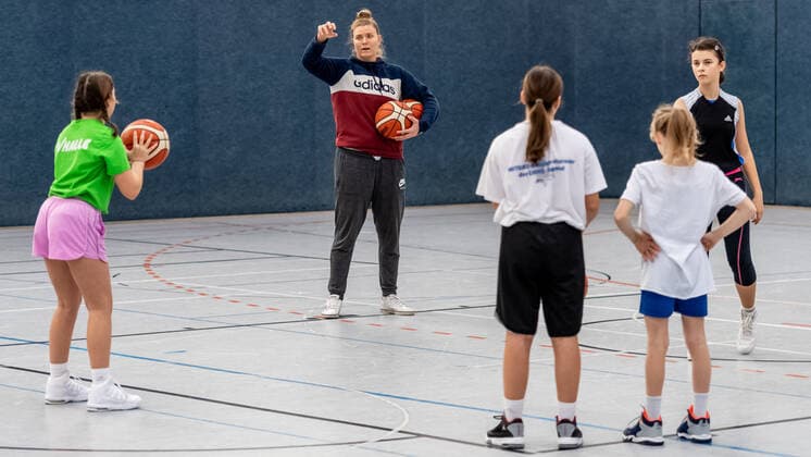 Klaudia Grudzien (23, GISA Lions SV Halle) hat auch eine Trainerlizenz und unterrichtet die Basketballtalente der 5. und 6. Klasse der Sportschule Basketball - 1. Bundesliga - ERDGAS Sportarena Halle (Saale) 12.11.2020 Foto: Holger John Sachsen-Anhalt Deutschland *** Klaudia Grudzien 23, GISA Lions SV Halle also has a coaching license and teaches the basketball talents of the 5 and 6 class of the sports school Basketball 1 Bundesliga ERDGAS Sportarena Halle Saale 12 11 2020 Photo Holger John Sachsen Anhalt Germany