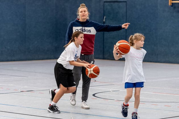 Klaudia Grudzien (23, GISA Lions SV Halle) hat auch eine Trainerlizenz und unterrichtet die Basketballtalente der 5. und 6. Klasse der Sportschule Basketball - 1. Bundesliga - ERDGAS Sportarena Halle (Saale) 12.11.2020 Foto: Holger John Sachsen-Anhalt Deutschland *** Klaudia Grudzien 23, GISA Lions SV Halle also has a coaching license and teaches the basketball talents of the 5 and 6 class of the sports school Basketball 1 Bundesliga ERDGAS Sportarena Halle Saale 12 11 2020 Photo Holger John Sachsen Anhalt Germany