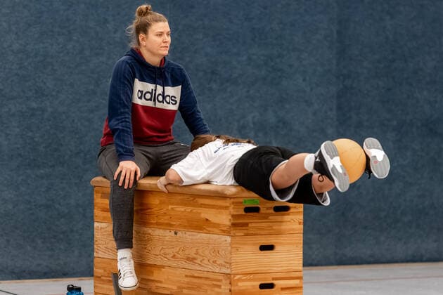 Klaudia Grudzien (23, GISA Lions SV Halle) hat auch eine Trainerlizenz und unterrichtet die Basketballtalente der 5. und 6. Klasse der Sportschule Basketball - 1. Bundesliga - ERDGAS Sportarena Halle (Saale) 12.11.2020 Foto: Holger John Sachsen-Anhalt Deutschland *** Klaudia Grudzien 23, GISA Lions SV Halle also has a coaching license and teaches the basketball talents of the 5 and 6 class of the sports school Basketball 1 Bundesliga ERDGAS Sportarena Halle Saale 12 11 2020 Photo Holger John Sachsen Anhalt Germany