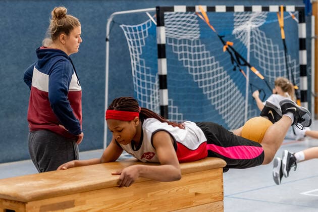 Klaudia Grudzien (23, GISA Lions SV Halle) hat auch eine Trainerlizenz und unterrichtet die Basketballtalente der 5. und 6. Klasse der Sportschule Basketball - 1. Bundesliga - ERDGAS Sportarena Halle (Saale) 12.11.2020 Foto: Holger John Sachsen-Anhalt Deutschland *** Klaudia Grudzien 23, GISA Lions SV Halle also has a coaching license and teaches the basketball talents of the 5 and 6 class of the sports school Basketball 1 Bundesliga ERDGAS Sportarena Halle Saale 12 11 2020 Photo Holger John Sachsen Anhalt Germany