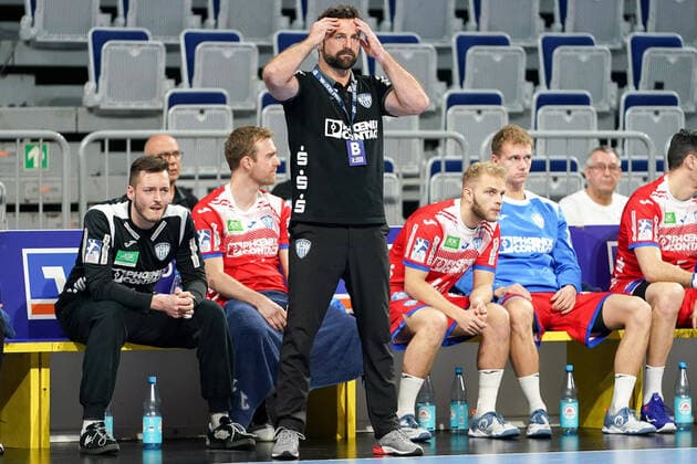 Florian Kehrmann (Trainer, Cheftrainer, TBV Lemgo), gibt Anweisungen, gestikuliert, mit den Armen gestikulieren, gives instructions, gesticulate, Einzelbild, Aktion, Action, enttäuscht schauend, Enttäuschung, Frustration, disappointed, pessimistisch, 14.11.2020, Mannheim (Deutschland), Handball, Bundesliga, Rhein-Neckar Löwen - TBV Lemgo Lippe