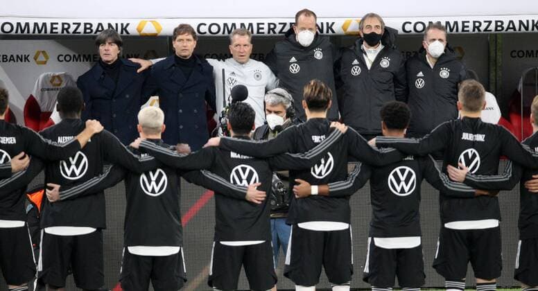 GER, UEFA Nations League A, Deutschland vs Ukraine 14.11.2020, Leipzig, Red Bull Arena, UEFA Nations League A - Gruppe 4 , 5.Spieltag, Deutschland vs Ukraine das Spiel findet aufgrund der Corona-Pandemie ohne Zuschauer statt im Bild Trainer Joachim Löw (Deutschland) und sein Team während der Nationalhymne Gemäß den Vorgaben der DFB Deutscher Fussballbund ist es untersagt, in dem Stadion und oder vom Spiel angefertigte Fotoaufnahmen in Form von Sequenzbildern und oder videoähnlichen Fotostrecken zu verwerten bzw. verwerten zu lassen DFL regulations prohibit any use of photographs as image sequences and or quasi-video