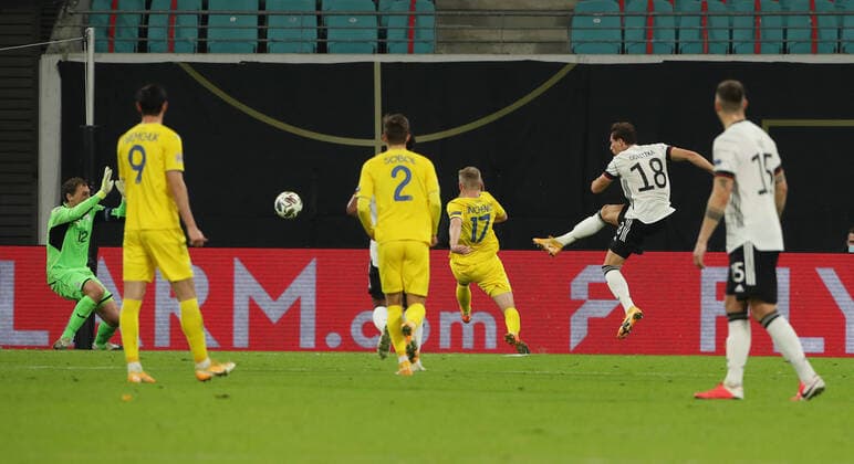 Leon Goretzka Flanke zum 2:1 Tor durch Timo Werner Fußball Fussball UEFA Nations League Länderspiel Nationalmannschaft DFB Herren Saison 2020 2021 14.11.2020 Deutschland GER vs. Ukraine UKR Geisterspiel wegen Corona Covid 19 DFL regulations prohibit any use of photographs as image sequences and or quasi-video.