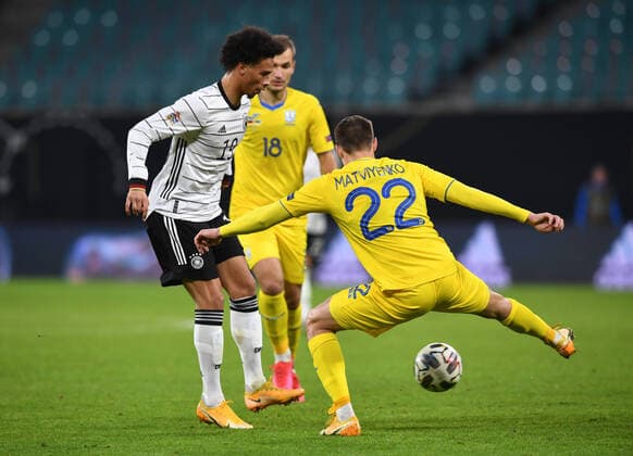 Fussball, Herren, Saison 2020 21, Nations League (Liga A, Gruppe 4, 5. Spieltag) in Leipzig, Deutschland - Ukraine, v. l. Leroy Sane (Deutschland), Mykola Matvienko (Ukraine), 14.11. 2020, Copyright: xMatthiasxKochx