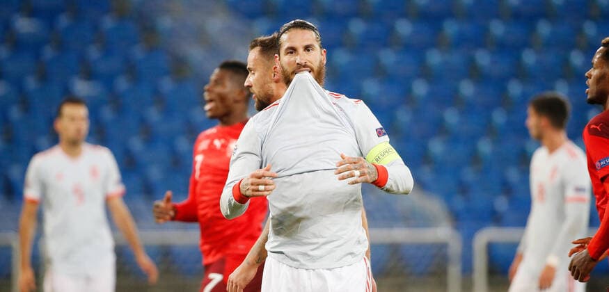 Bilder des Jahres 2020, Sport 11 November Sport Themen der Woche KW46 Foto Manuel Geisser 14.11.2020 Basel : St.Jakob Park Basel Saison 2020 2021 Herren Fussball Nations League Schweiz - Spanien Sergio Ramos (Spanien) verschiesst Penalty Nr.1 *** Photo Manuel Geisser 14 11 2020 Basel St Jakob Park Basel Season 2020 2021 Mens Football Nations League Switzerland Spain Sergio Ramos Spain shoots Penalty No 1 