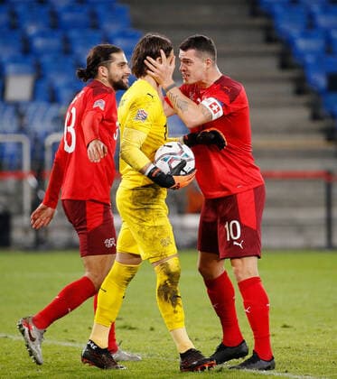 Foto Manuel Geisser 14.11.2020 Basel : St.Jakob Park Basel Saison 2020 2021 Herren Fussball Nations League Schweiz - Spanien Ricardo Rodriguez , Torwart Yann Sommer und Granit Xhaka (Schweiz) nach dem 2. Elfmeter