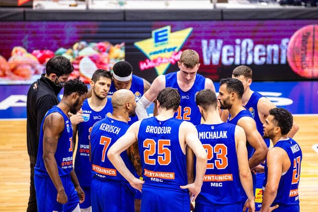 Hängend Köpfe bei den Syntainics MBC waehrend der Begegnung Saison 2020-2021 (Herren) in der EasyCredit Bundesliga zwischen Syntainics MBC und Harko Merlins Crailsheimin in der Stadthalle Weissenfels am 14. November 2020 in Weissenfels, Sachsen Anhalt, Deutschland