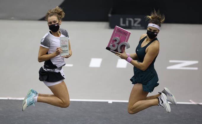 TENNIS - WTA, Tennis Damen Upper Austria Ladies Linz LINZ,AUSTRIA,15.NOV.20 - TENNIS - WTA Tour, Upper Austria Ladies Linz, final. Image shows Elise Mertens (BEL) and Aryna Sabalenka (BLR). Keywords: trophy. GEPAxpictures xManfredxBinder