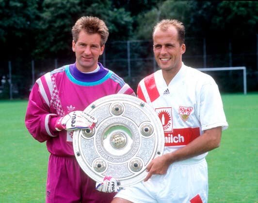 10.07.1992 VfB Stuttgart Fototermin Meisterschaft Deutschland, Stuttgart, VfB Stuttgart Fototermin Spieler mit der Meisterschale 1992: v.l. Eike Immel, Michael Frontzeck. Nur fuer journalistische Zwecke! Only for editorial use!