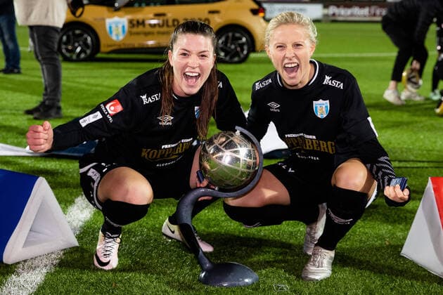 201115 Göteborgs Pauline Hammarlund och Rebecka Blomqvist jublar med Kronprinsessan Victorias pokal efter fotbollsmatchen i Damallsvenskan mellan Kopparbergs Göteborg och Vittsjö den 15 november 2020 i Göteborg. Copyright: MICHAELxERICHSEN BB201115MI101