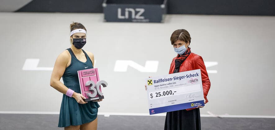 TENNIS - WTA, Tennis Damen Upper Austria Ladies Linz LINZ,AUSTRIA,15.NOV.20 - TENNIS - WTA Tour, Upper Austria Ladies Linz, final, award ceremony. Image shows Aryna Sabalenka (BLR) with winner check and Mag.Michaela Keplinger-Mitterlehner (Raifeisenbank OOE). Keywords: trophy, winner check. GEPAxpictures xManfredxBinder