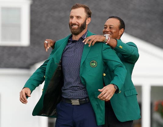 Bilder des Jahres 2020, Sport 11 November Sport Themen der Woche KW46 Sport Bilder des Tages 2019 Masters Champion Tiger Woods puts the Green Jacket on 2020 champion Dustin Johnson after the final round of the 2020 Masters golf tournament at Augusta National Golf Club in Augusta, Georgia on Sunday, November 15, 2020. Dustin Johnson wins the 2020 Masters with a record score of 20 under par.  AUG20201115702 KevinxDietsch