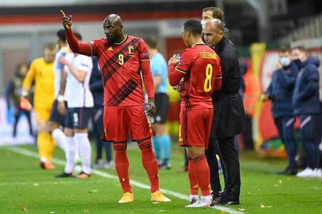 LEUVEN, BELGIUM - NOVEMBER 15 : Roberto Martinez head coach of Belgian Team talking to Romelu Lukaku forward of Belgium and Youri Tielemans midfielder of Belgium during the UEFA Nations League match group stage final tournament - League A - Group 2 between Belgium and England on November 15, 2020 in Leuven, Belgium, 15 11 2020 ( Photo by Nico Vereecken Photo News FOOTBALL : UEFA Nations League - League A - Group 2 - Belgique vs Angleterre - 15 11 2020 PHOTONEWS PANORAMIC 