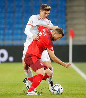 Foto Manuel Geisser 14.11.2020 Basel : St.Jakob Park Basel Saison 2020 2021 Herren Fussball Nations League Schweiz - Spanien Haris Seferovic (Schweiz) gegen Pau Torres (Spanien)