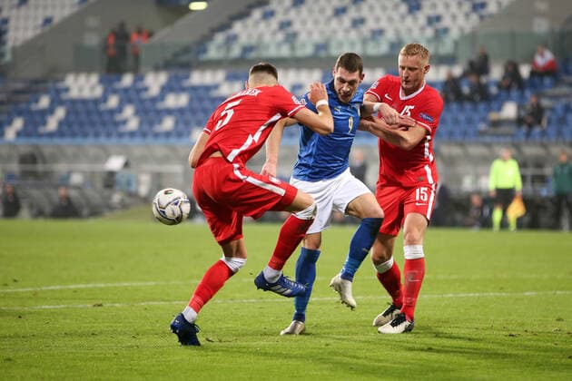 Sport Bilder des Tages REGGIO EMILIA 15.11.2020 MECZ 5. KOLEJKA LIGA NARODOW GRUPA A1 SEZON 2020 21: WLOCHY - POLSKA 2:0 --- 2020-21 UEFA NATIONS LEAGUE GROUP A1 FOOTBALL MATCH: ITALY - POLAND 2:0 JAN BEDNAREK ANDREA BELOTTI KAMIL GLIK FOT. PIOTR KUCZA FOTOPYK NEWSPIX.PL --- Newspix.pl  201115PYK0067