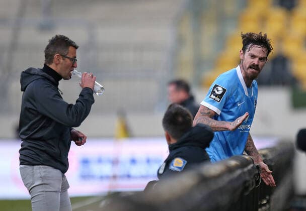 Bilder des Jahres 2020, Sport 11 November Sport Themen der Woche KW46 Sport Bilder des Tages 15.11.2020, Fussball 3. Liga 2020 2021, 10. Spieltag, SG Dynamo Dresden - TSV 1860 München, im Rudolf-Harbig-Stadion Dresden. (L-R) Trainer Michael Köllner (1860 München), Dennis Erdmann (1860 München) wütent ***DFL and DFB regulations prohibit any use of photographs as image sequences and or quasi-video.*** *** 15 11 2020, Football 3 Liga 2020 2021, 10 Matchday, SG Dynamo Dresden TSV 1860 Munich, at Rudolf Harbig Stadion Dresden L R Trainer Michael Köllner 1860 Munich , Dennis Erdmann 1860 Munich furious DFL and DFB regulations prohibit any use of photographs as image sequences and or quasi video