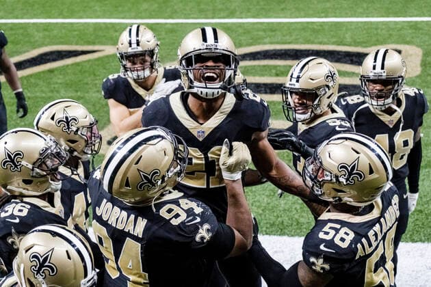 Bilder des Jahres 2020, Sport 11 November Sport Themen der Woche KW46 Sport Bilder des Tages November 15, 2020, New Orleans, LOUISIANA, U.S: (center) New Orleans Saints cornerback Patrick Robinson is lifted up by his teammates after intercepting the ball from the San Francisco 49ers in the final moments of the game in New Orleans, Louisiana USA on November 15, 2020. The Saints beat the 49ers 27-13. New Orleans U.S. - ZUMAa14_ 20201115_zaf_a14_012 Copyright: xDanxAndersonx