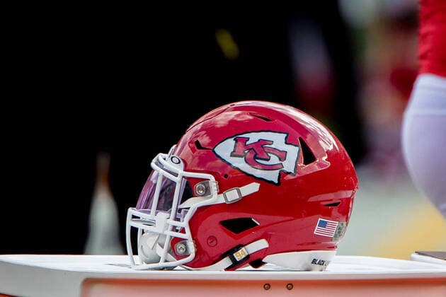 KANSAS CITY, MO - NOVEMBER 08: Kansas City Chiefs helmet on the sidelines during the game against the Carolina Panthers at Arrowhead Stadium in Kansas City, Missouri. (Photo by William Purnell Icon Sportswire) NFL, American Football Herren, USA NOV 08 Panthers at Chiefs Icon2011080309
