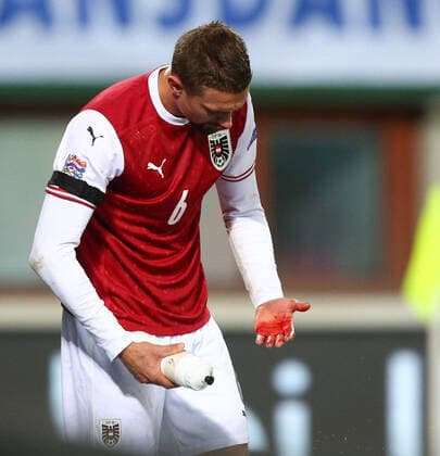 Bilder des Jahres 2020, Sport 11 November Sport Themen der Woche KW46 Sport Bilder des Tages 15.11.2020, Ernst Happel Stadion, Wien, AUT, UEFA Nations League, Oesterreich vs Nordirland, Gruppe B1, im Bild Stefan Ilsanker (AUT) waescht Blut von seiner Hand during the Nations League, Group B1 match between Austria and Northern Ireland at the Ernst Happel Stadion in Wien, Austria on 2020 11 15. **** ONLY GER;FRA;ITA;ESP;SUISSE;GBR **** Wien *** 15 11 2020, Ernst Happel Stadium, Vienna, AUT, UEFA Nations League, Austria vs. Northern Ireland, Group B1, in the picture Stefan Ilsanker AUT washes blood from his hand during the Nations League, Group B1 match between Austria and Northern Ireland at the Ernst Happel Stadium in Vienna, Austria on 2020 11 15 ONLY GER FRA ITA ESP SUISSE GBR Vienna  EP_tha  