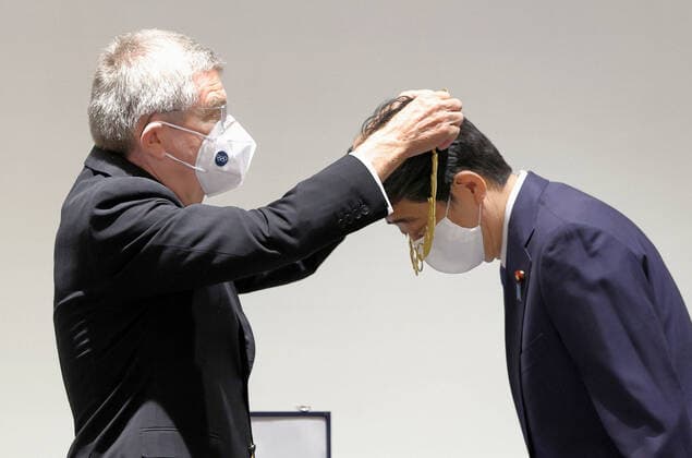 Bilder des Jahres 2020, Sport 11 November Sport Themen der Woche KW47 Sport Bilder des Tages Former Japan PM Abe receives Olympic Order Former Japanese Prime Minister Shinzo Abe (R) receives the Olympic Order by International Olympic Committee President Thomas Bach in Tokyo on Nov. 16, 2020. Abe was the country s leader when Tokyo won the bid to host the 2020 Summer Games, which were postponed for a year due to the coronavirus pandemic. (Pool photo) 
